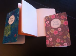 Un dans le sac, un sur le bureau, un dans le panier de plage ;)