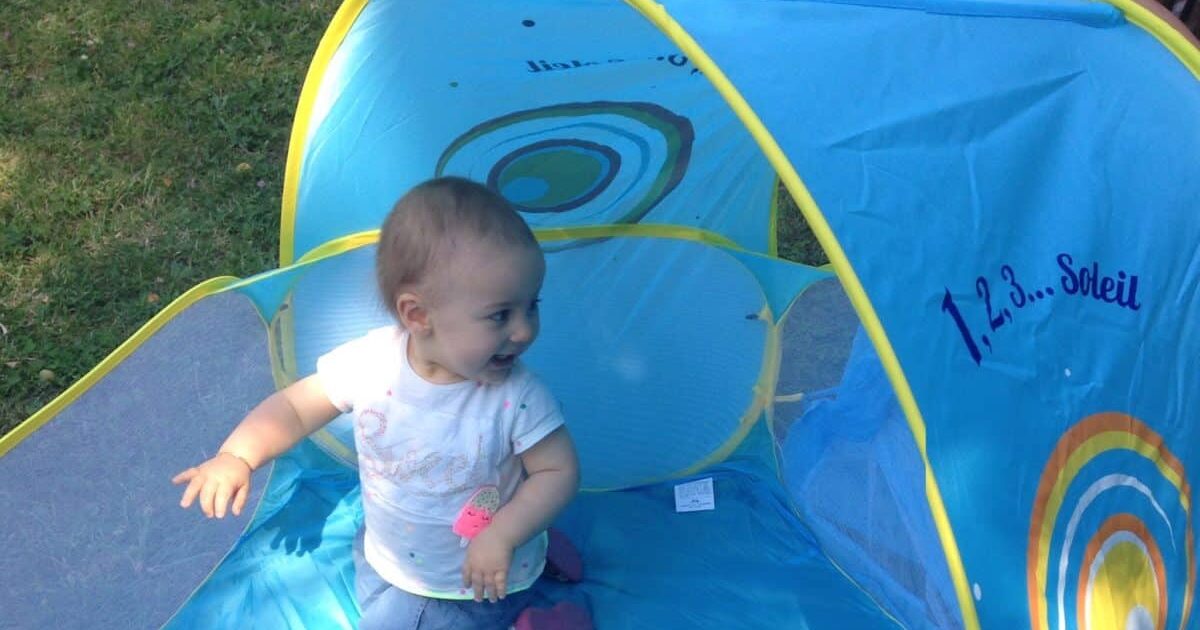 Été 2015 : bébé protégé par l’aire de jeu anti UV 123 Soleil