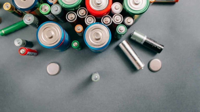 Les piles boutons au lithium sont extrêmement dangereuses pour les enfants
