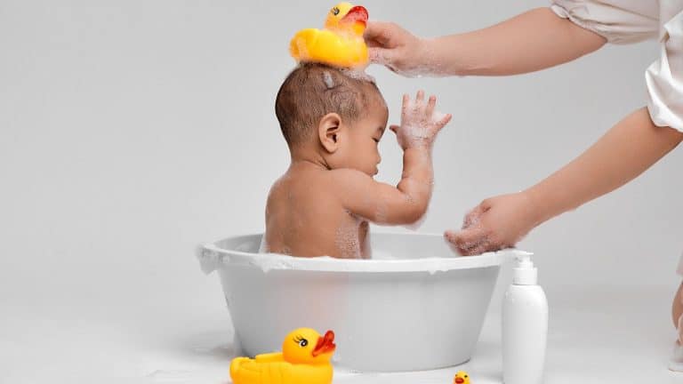 Bain ou douche pour votre bébé ? Bain ou douche pour votre bébé ?