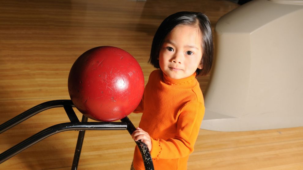Quel est l'âge idéal pour commencer le bowling avec votre enfant ?