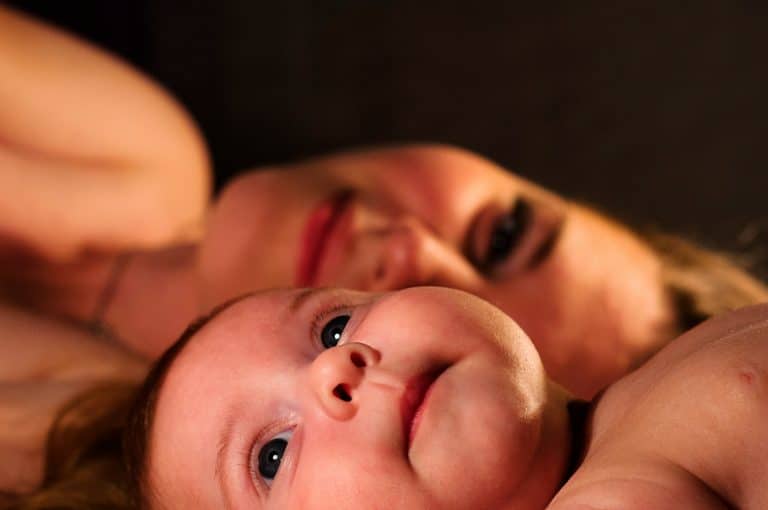 Populaire dans les années 2000, découvrez ce prénom qui tombe peu à peu en désuétude shallow focus photography of baby beside woman