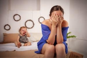 Bébé qui pleure en dormant : les meilleures façons de l’apaiser