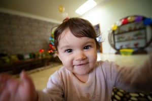 Étude surprenante : les bébés de 11 mois captent déjà les règles sociales !