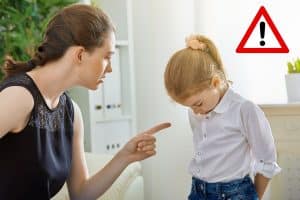 Gronder son enfant : le mot à absolument éviter selon une spécialiste