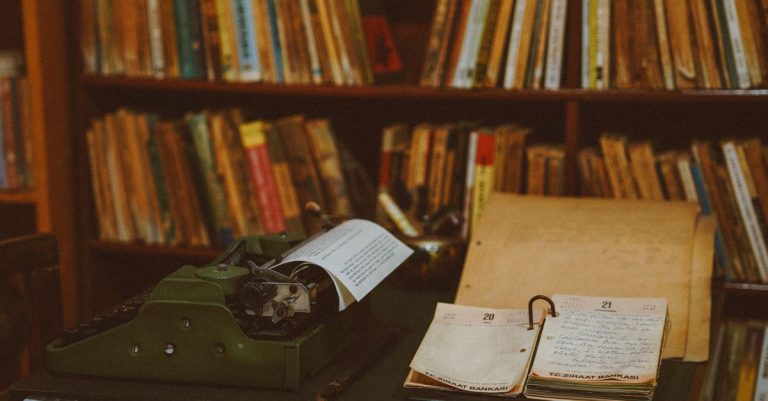 Faire de votre blog un blogbuster : la méthode de Jean-Baptiste Viet books writing author desk
