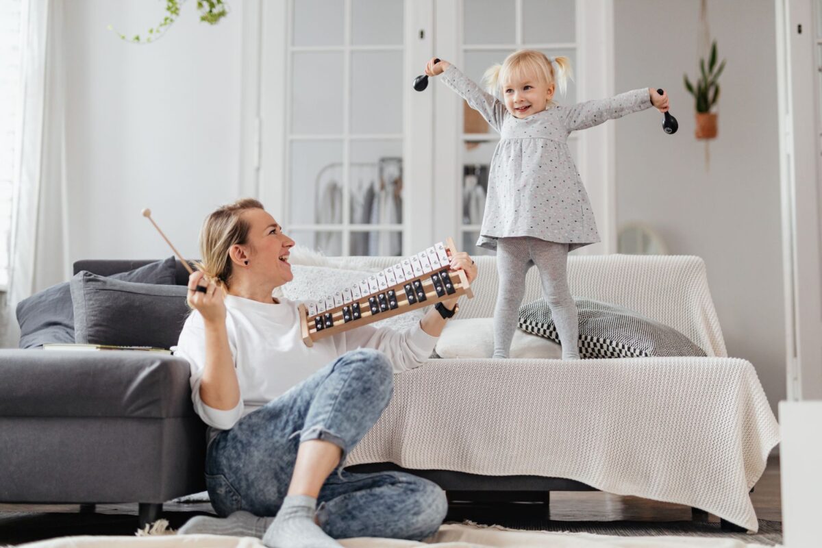 Baby raves : comment ces soirées techno adaptées aux enfants se vivent en famille