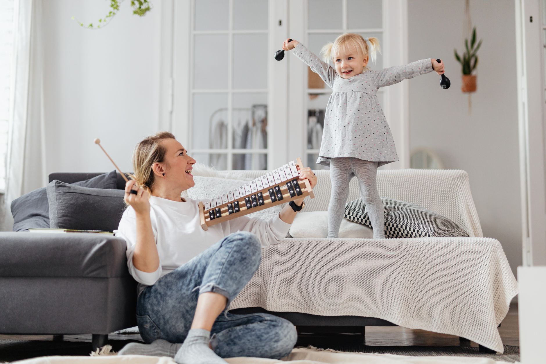 Baby raves : comment ces soirées techno adaptées aux enfants se vivent en famille