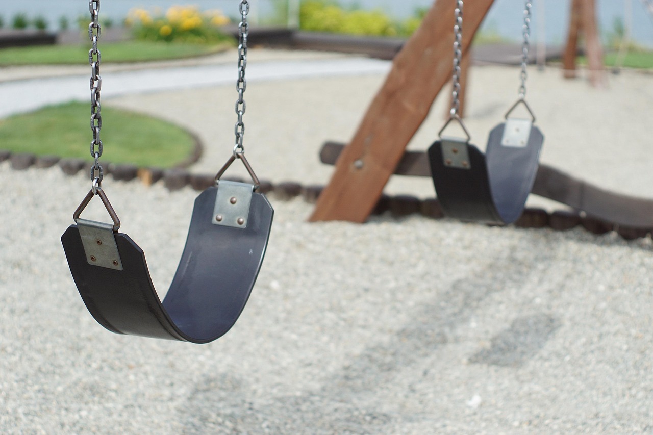 Des balançoires vides dans une aire de jeux pour enfants