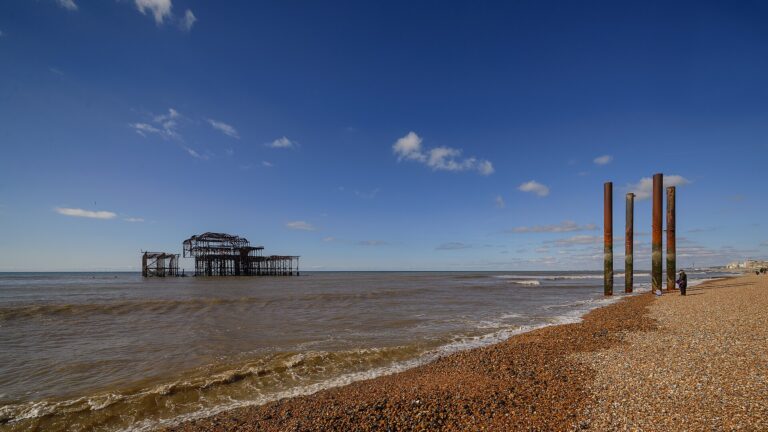 Brighton : des sœurs retrouvées mortes en mer, ce que l’enquête a établi