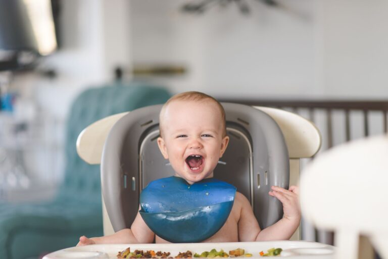 Votre enfant bave beaucoup ? Les causes les plus courantes et les signes qui doivent alerter