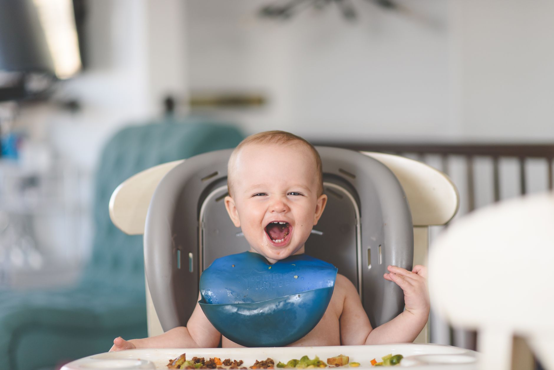 Votre enfant bave beaucoup ? Les causes les plus courantes et les signes qui doivent alerter