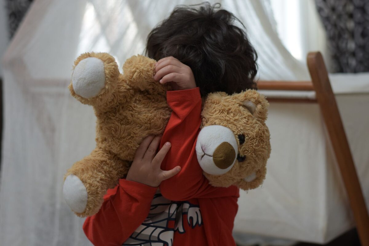 Au réveil, rassurer son enfant sans chercher le monstre sous le lit
