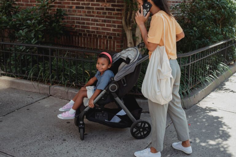 Fini le sac à langer pour retrouver ses clés : le nouvel accessoire YOYO sur la poussette