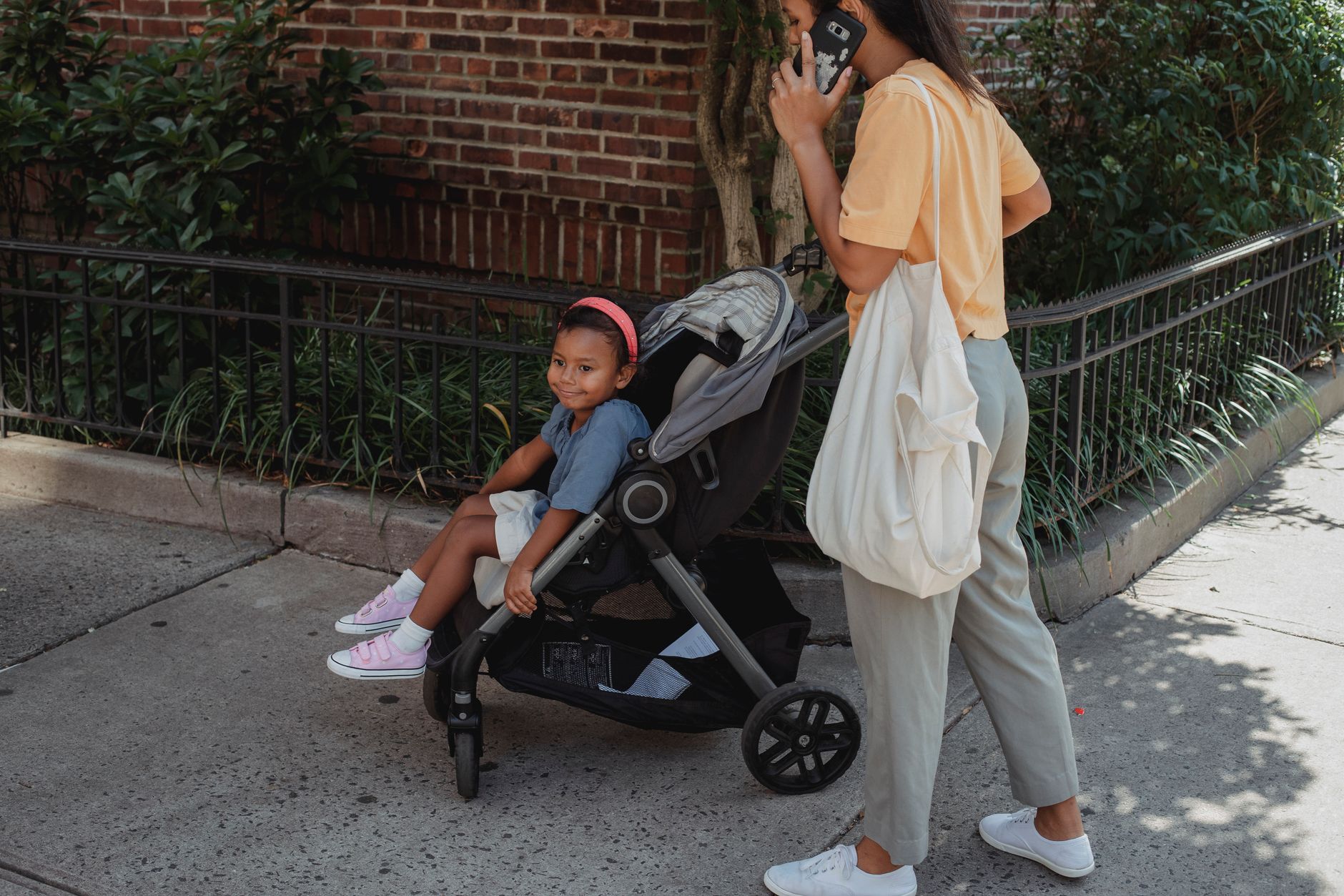 Fini le sac à langer pour retrouver ses clés : le nouvel accessoire YOYO sur la poussette